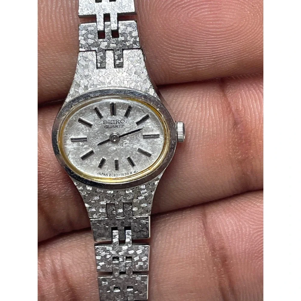 Vintage Seiko Quartz Womens Watch Silver Tone Textured Bracelet Untested - Picture 2 of 5
